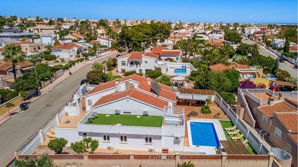 Частный шале на продаже в  Casa o chalet en Calle Santander, 22, Centro de la Ciudad Quesada, Rojales, Рохалес photo 1