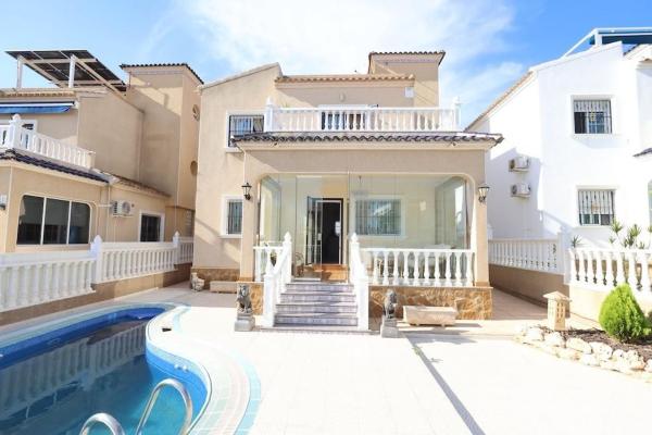 Частный шале на продаже в  Casa o chalet en Lomas de Cabo Roig, Orihuela, Ориуэла photo 2