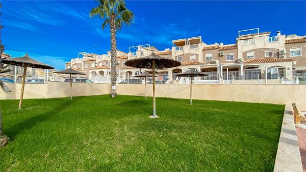 Chalet adosado en Calle París, Nueva Torrevieja, Torrevieja thumbnail 2
