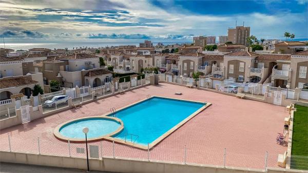 Chalet adosado en Calle París, Nueva Torrevieja, Torrevieja thumbnail 3